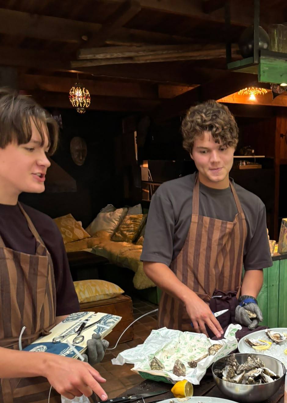 Sebastiaan en Pepijn openen oesters